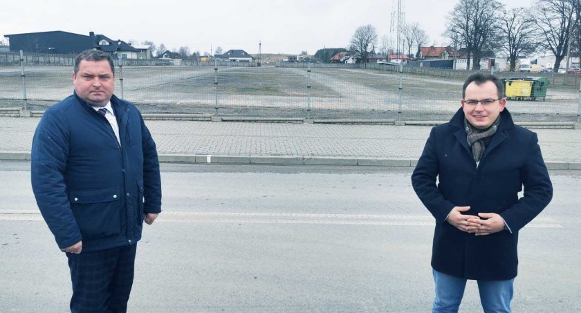 Rafał Drab zaznacza, że środki na budowę nowego targowiska udało się uzyskać m.in. dzięki zaangażowanemu w sprawę Pawłowi Rychlikowi, posłowi z Wielunia fot.: Antoni Zych