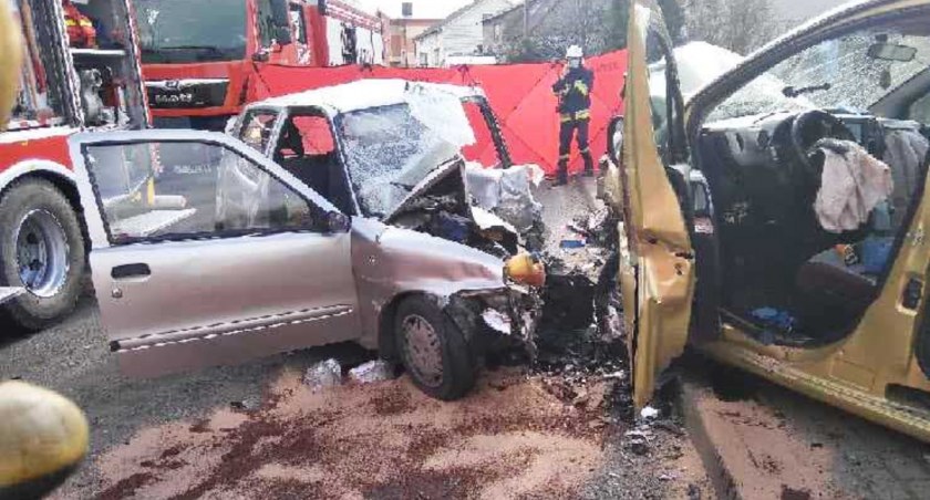 Kierowca fiata seicento stracił panowanie nad samochodem i zjechał na przeciwległy pas ruchu, gdzie czołowo zderzył się z citroenem berlingo fot.: archiwum prywatne fot.: KPP w Pajęcznie