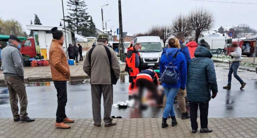 Ratownicy medyczni udzielili potrąconemu pierwszej pomocy i odwieźli do szpitala w Wieluniu fot.: Romuald Borczyk