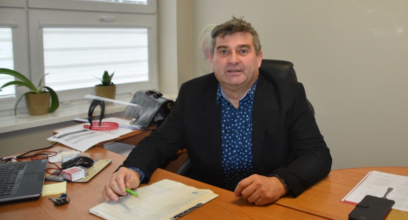 Wójt Mariusz Mielczarek przyznaje, że gmina dysponuje dwiema koparkami, które liczą ok. 20 paru lat i często ulegają już awariom fot.: Katarzyna Cieślik