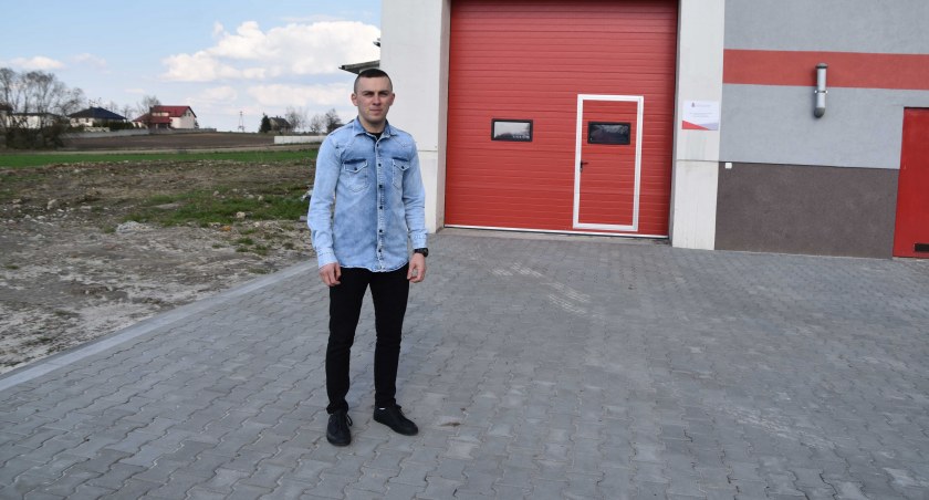 Prezes OSP Pątnów, Kamil Błaszczak zdradza, że jednostka w najbliższych planach wyznaczyła sobie budowę drugiego, większego garażu na nowy samochód / fot.: Katarzyna Cieślik