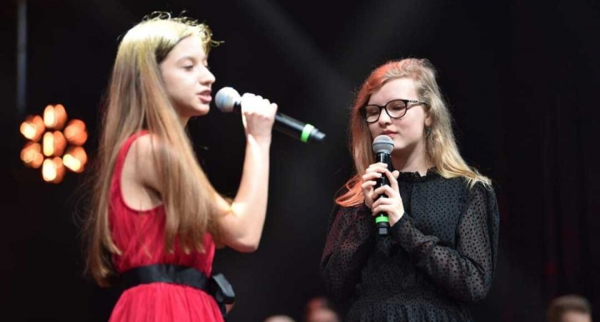 fot.: 13-letnia Weronika w ubiegłym roku zaprezentowała się podczas Festiwalu „Integracja malowana dźwiękiem” w Bochni / fot.: archiwum Festiwalu „Integracja malowana dźwiękiem”