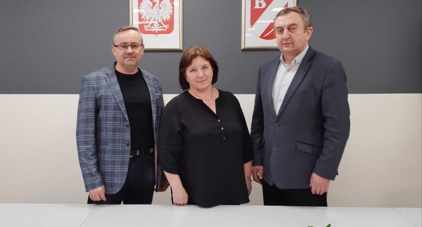 Damian Orłowski, Katarzyna Pichlińska i Aleksander Owczarek doprowadzili projekt „Ocalmy od zapomnienia – świadectwo patriotyzmu przodków” do końca. Jego zwieńczeniem jest wydanie folderu fot.: UG w Białej fot.: Magdalena Lizurej