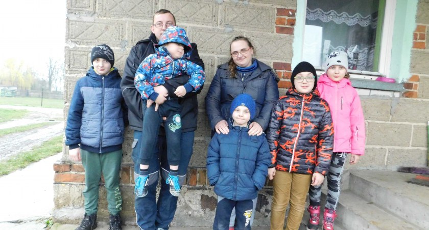 Siedmioosobowa rodzina Ramusiów, która w pożarze 15 stycznia straciła dobytek, dzięki zaangażowaniu wielu osób w zbiórkę mieszka już we własnych czterech kątach fot.: Magdalena Lizurej