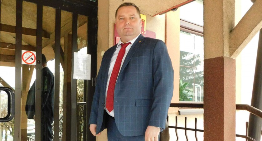 Rafał Drab od dwóch lat dąży do likwidacji SP nr 1. Teraz podjął rozmowy, aby budynek przy ul. Zamkowej przeznaczyć na potrzeby KPP w Pajęcznie. fot.: Magdalena Lizurej