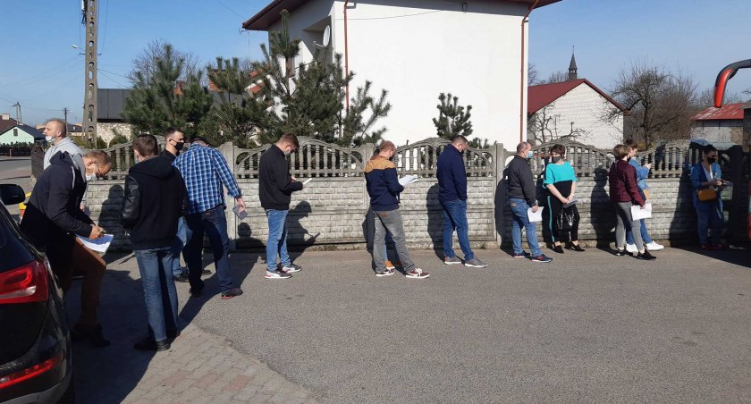 W Siemkowicach, tuż obok urzędu gminy, stanął w niedzielę mobilny punkt poboru krwi. Zebrano ponad 21 l tego drogocennego płynu na rzecz Darii Stolarczyk fot.: arch. GKS Siemkowice