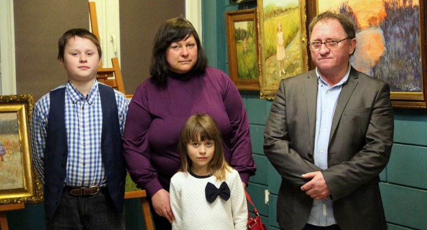Krzysztof Goclik otworzył online wystawę swoich obrazów pt. „Mam wrażenie III”. Można ja zwiedzać w galerii Powiatowej Biblioteki Publicznej w Wieluniu z zachowaniem reżimu sanitarnego. Z działami można się również zapoznać odwiedzając profil PBP w Wieluniu fot.: arch. PBP w Wieluniu