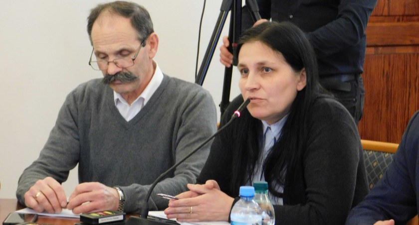 Anna Dziuba-Marzec pytana, co sądzi o pomyśle nadania rondu imienia „Praw kobiet”, cytuje List Jana Pawła II do kobiet fot.: Magdalena Lizurej 