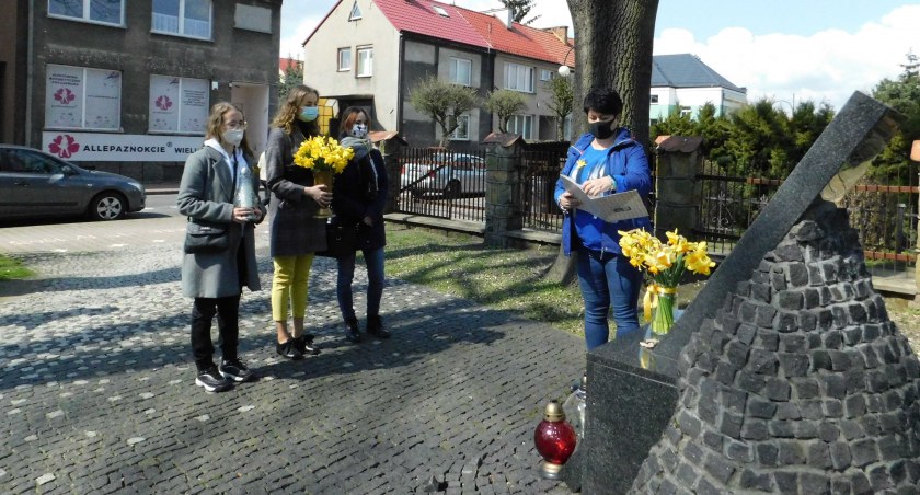 Członkowie grupy „Szlakiem wieluńskich Żydów” od kilku lat czynnie włączają się w Akcję Żonkile. Podobnie było również w tym roku fot.: Magdalena Lizurej