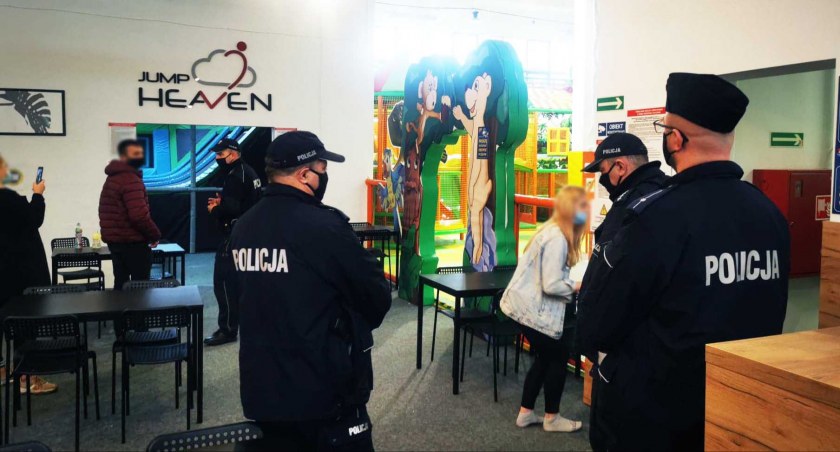 Policja interweniowała w lokalu przy ul. Głowackiego. Dzieci i rodzice opuszczali lokal wyraźnie zniesmaczeni fot.: Sławomir Rajch