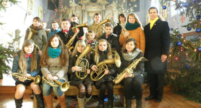 Czarnożylska Orkiestra Dęta po koncercie kolęd w Raczynie. Na zdjęciu z kapelmistrzem Konradem Grygowskim fot.: Elżbieta Wodecka / Czarnożylska Orkiestra Dęta 