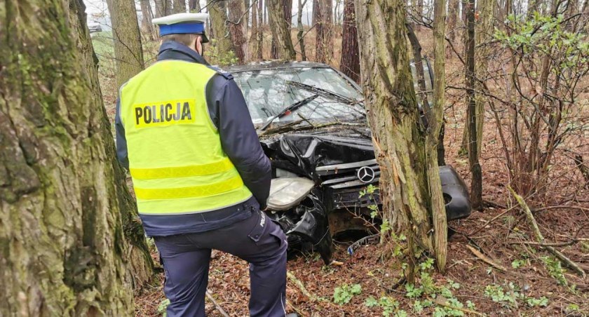 W wyniku uderzenia w drzewo, mercedes został znacznie uszkodzony fot.: KPP w Wieruszowie 