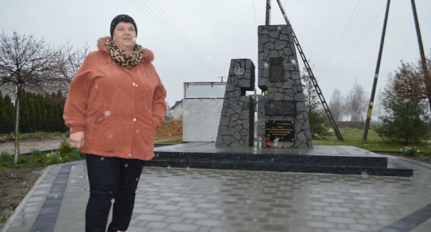 Nowe płytki i odnowiona podstawa, spowodowały, że pomnik odzyskał dawny blask. Na zdjęciu: sołtys Elżbieta Wyrembak fot.: Elżbieta Wodecka 
