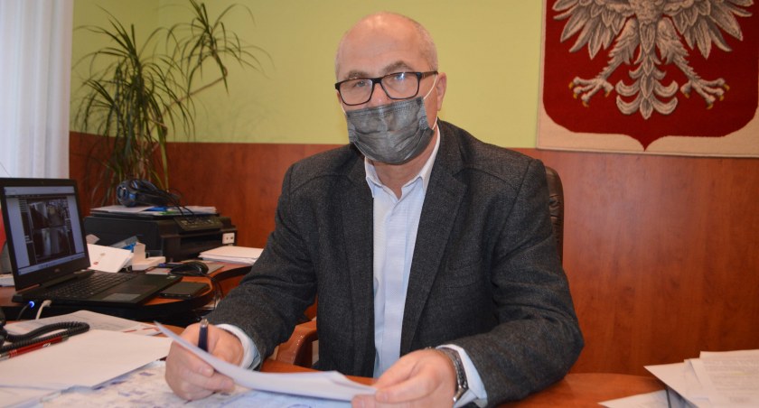 Aby wniosków o dofinansowanie z powiatu wieluńskiego wpłynęło do Funduszu Dróg Samorządowych więcej, zawarliśmy z gminami stosowne porozumienia fot.: Elżbieta Wodecka