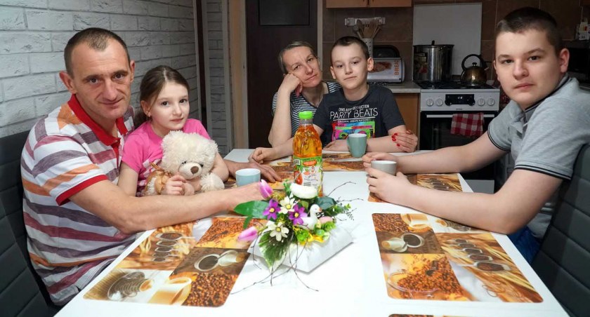 Nowy stół w nowej kuchni jest ulubionym miejscem spotkań rodziny Ciężkich fot.: Przemysław Chrzanowski