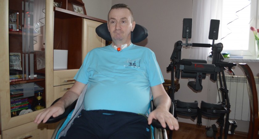 Pieniądze uzbierane w czasie czteromiesięcznej akcji, umożliwią Grzegorzowi Sakowskiemu wyjazd do specjalistycznego ośrodka rehabilitacyjnego fot. Elżbieta Wodecka