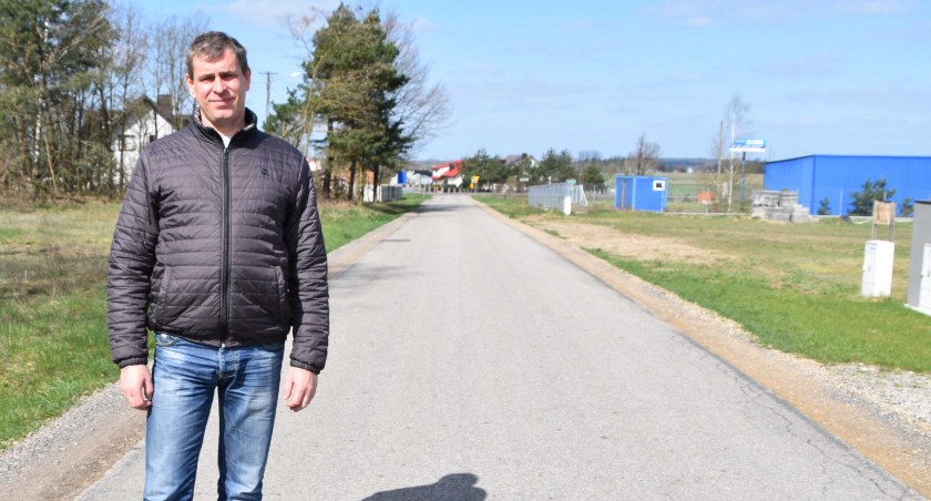 Sołtys Marcin Kneblewski przyznaje, że od miejscowości Chruścińskie powstaje wiele zabudowań i nowi mieszkańcy potrzebują szerszej drogi fot.: Katarzyna Cieślik 