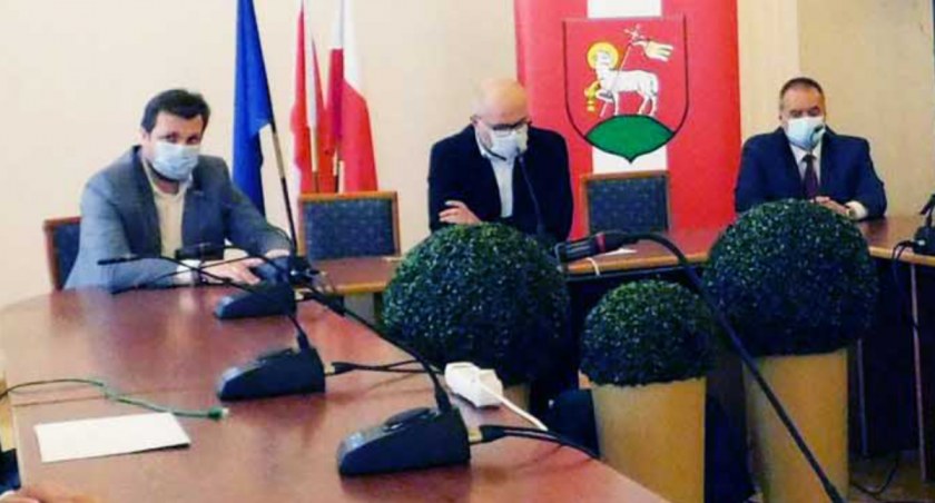 Samorządowcy cieszą się z przyznanych dotacji. Podczas konferencji dziękowali za zaangażowanie i wsparcie posłowi Pawłowi Rychlikowi fot.: Magdalena Lizurej