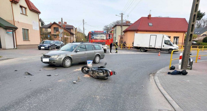 Na skrzyżowaniu na ul. Częstochowskiej kierowca motoroweru nie ustąpił pierwszeństwa, prawidłowo jadącej fordem, 57-latce fot.: KPP Pajęczno 