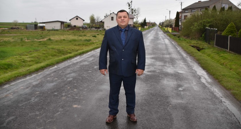 Sołtys Paweł Madeła przyznaje, że potrzebna jest już nowa droga wraz z chodnikiem, biegnące przez wioskę. Liczy, że powstanie ona po wykonaniu kanalizacji fot.: Katarzyna Cieślik