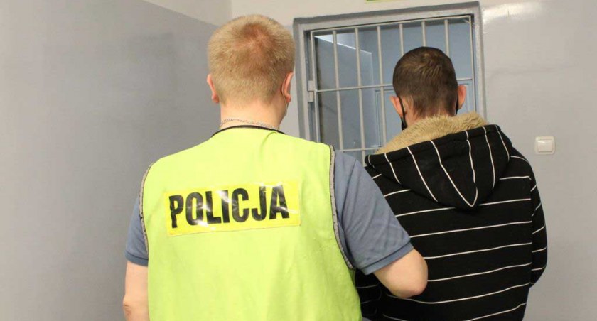Dwaj mężczyźni postanowili się zemścić na sąsiadce, dlatego podpalili jej auto fot.: arch. KPP w Wieluniu