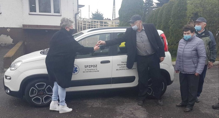 6 maja nowy Fiat Panda został oficjalnie przekazany do ośrodka zdrowia przez przedstawicieli Kółka Rolniczego w Kiełczygłowie fot.: arch. E. Przydacz