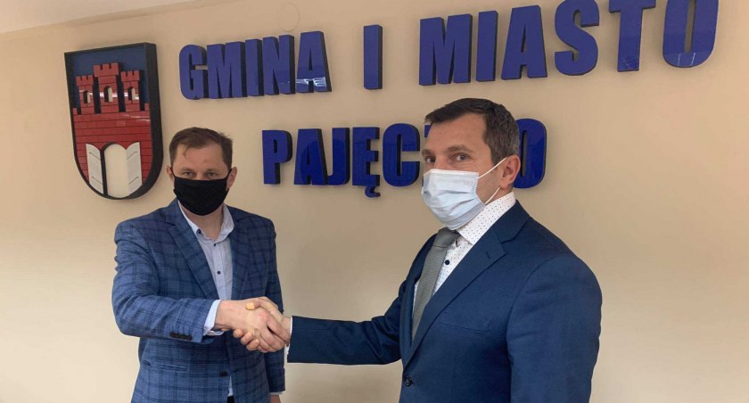 5 maja podpisano umowę z firma, która zajmie się montażem instalacji solarnych. Wykonawca zgodnie z umową powinien zakończyć prace do marca, ale zadeklarował znacznie wcześniejszy termin fot.: UM w Pajęcznie