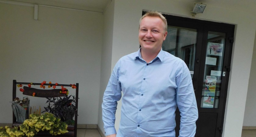 Dyrektor Wojciech Psuja cieszy się, że już wkrótce szkoła, którą zarządza, będzie miała nowe pokrycie dachowe fot.: Magdalena Lizurej 