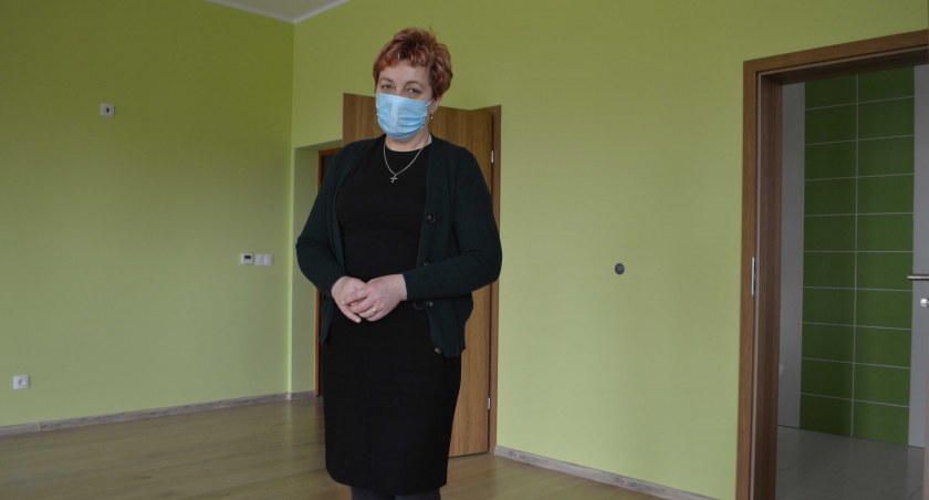 Nowe sale przedszkolne czekają na wyposażenie, które kupione zostanie w ramach projektu. Na zdjęciu: dyrektor Małgorzata Grajoszek fot.: Elżbieta Wodecka