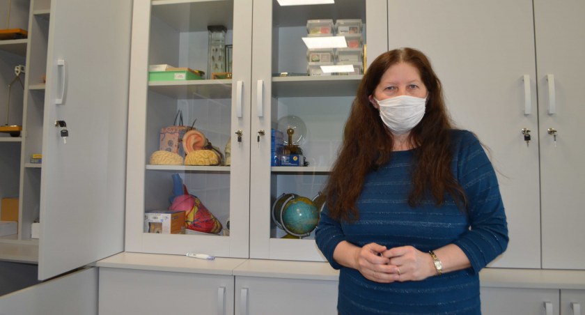 Nowe pomoce dydaktyczne i wyposażenie ekopracowni prezentuje dyrektor Joanna Wątroba fot.: Elżbieta Wodecka