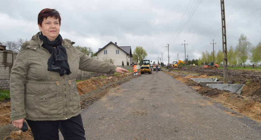 - Myślę, że do Wszystkich Świętych droga zostanie ukończona – ma nadzieję Elżbieta Wyrembak. - Będzie to wielka radość dla mieszkańców fot.: Elżbieta Wodecka 
