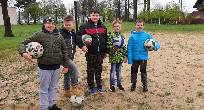 Tu na razie jest… boisko do piłki plażowej, ale będzie… boisko wielofunkcyjne. Na zdjęciu: uczniowie Szkoły Podstawowej w Skomlinie, jego przyszli użytkownicy fot.: Szkoła Podstawowa w Skomlinie 