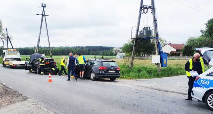 28-letni kierowca volkswagena został ukarany mandatem, bo nie zachował odpowiedniej odległości od poprzedzającego go pojazdu i doprowadził do kolizji fot.: arch. OSP Wierzchlas