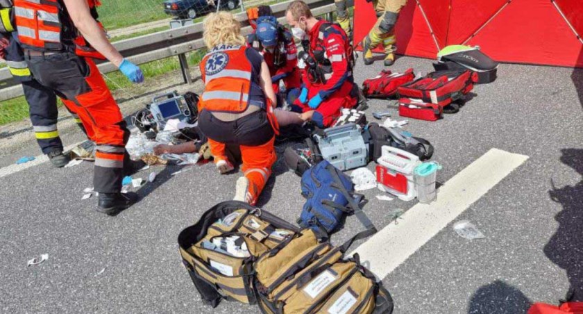 Ratownicy podjęli czynności reanimacyjne, jednak funkcji życiowych mężczyzny nie udało się przywrócić. 53-latek zmarł na miejscu fot.: KP PSP w Wieruszowie