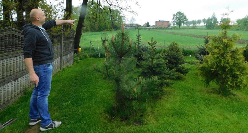 Gdy Jarosław Mielcarek stawiał dom w Gaszynie, miał widok na dalekich sąsiadów i pola. Za kilka lat może widzieć ze swojego tarasu nasyp. Nie ukrywa, że wolałby tego uniknąć fot.: Magdalena Lizurej