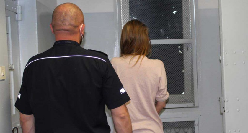 - Trójka agresorów zaatakowała młodą kobietę w centrum Wielunia. Szybko zostali zatrzymani i usłyszeli prokuratorskie zarzuty fot.: arch. KPP w Wieluniu
