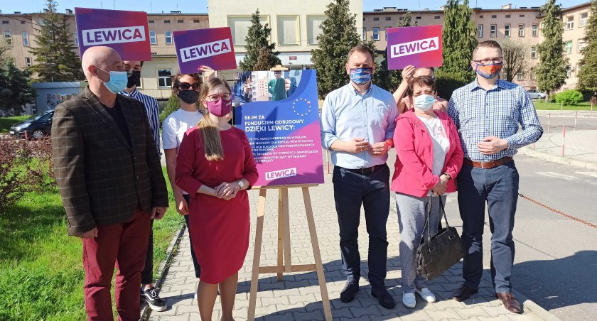 - Posłowie lewicy, Paulina Matysiak oraz Tomasz Trela, pod wieluńskim szpitalem opowiadali o Funduszu Odbudowy  fot.: Magdalena Lizurej