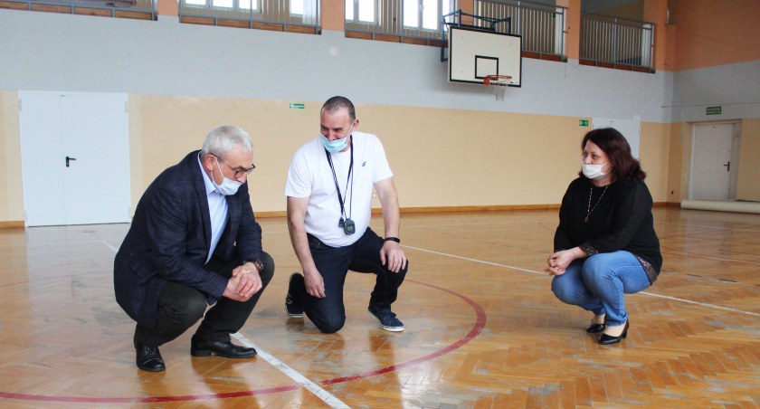 Wójt Marek Jednak z nauczycielem wychowania fizycznego Cezarym Cichowlasem i dyrektorką szkoły Aleksandrą Hałaczkiewicz zgodnie przyznają, że parkiet na sali gimnastycznej wręcz ,,domagał się’’ remontu fot.: archiwum redakcji