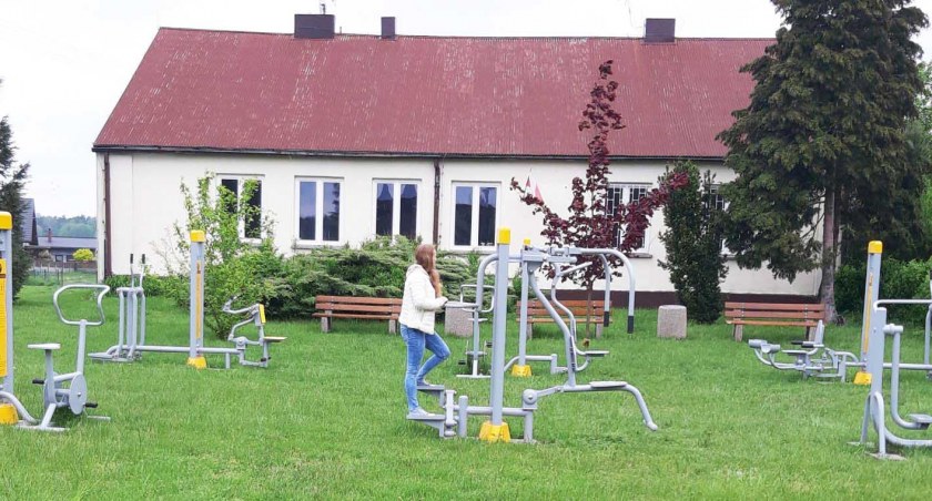 Zanim przeprowadzono remont świetlicy, na placu przy obiekcie stanęły urządzenia siłowni napowietrznej, plac zabaw i altanka, sfinansowane ze środków pozyskanych od Lokalnej Grupy Działania fot.: Antoni Zych