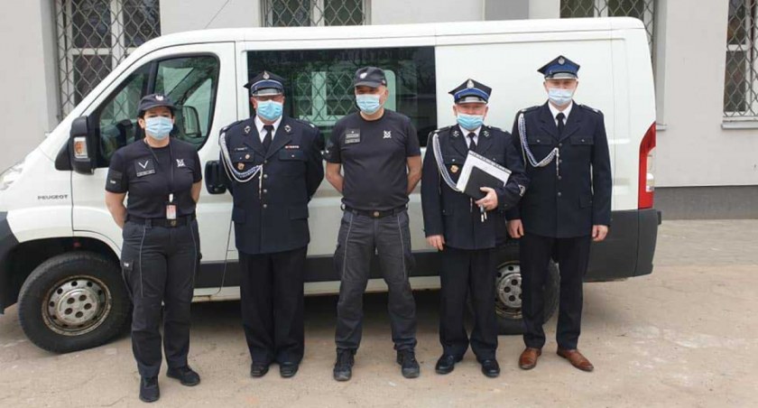 Druhowie z Raczyna wzbogacili się o samochód marki peugeot boxer przekazany im przez służbę więzienną fot.: Zakład Karny w Sieradzu 