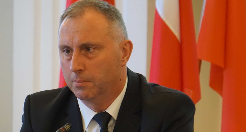 Wiceprzewodniczący Piotr Radowski zapewnił, że zlecony zostanie przegląd budowlany przystanku. Natomiast dalsze jego losy zależne będą od wyniku tego przeglądu  fot.: Elżbieta Wodecka, Magdalena Lizurej 