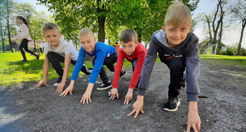 Już niedługo szara, żużlowa bieżnia pójdzie do lamusa. Bieganie po nowej, będzie przyjemniejsze, a przede wszystkim bezpieczniejsze fot.: Szkoła Podstawowa w Skomlinie 