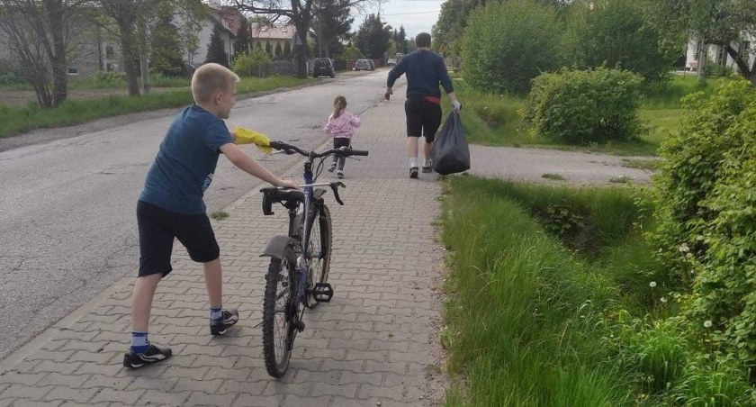 Mieszkańcy Dylowa Szlacheckiego chętnie angażują się w proekologiczne akcje. W sobotę, 15 maja, posprzątali rowy, a następie „zbombardowali” wieś kwiatami. fot.: arch. Dylów Szlachecki