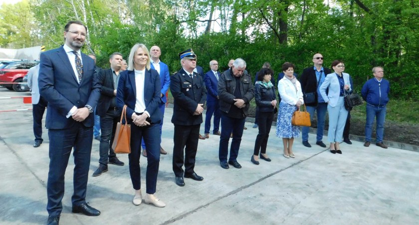 Kompostownia w Rudzie została uruchomiona rok później niż planowano. Burmistrz Paweł Okrasa na symboliczne przecięcie wstęgi zaprosił kilku oficjeli fot.: Magdalena Lizurej