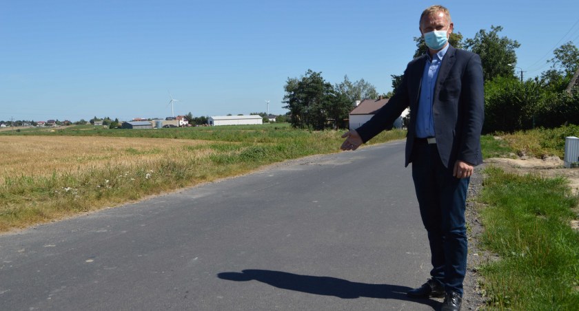 Niebawem rozpocznie się remont drogi z Czarnożył do Kątów. Obecną jej nawierzchnię pokazuje sekretarz gminy Piotr Kędzia fot.: Elżbieta Wodecka