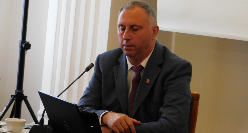 Budynek przystanku nie zagraża życiu i bezpieczeństwu ludzi – mówi Piotr Radowski. - Wymaga jednak pilnego remontu  fot.: Elżbieta Wodecka, Magdalena Lizurej  