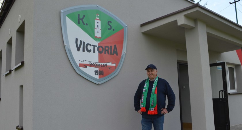 Z umieszczonego niedawno na klubowym budynku herbu Victorii dumny jest jej prezes Adam Spodymek  fot.: Elżbieta Wodecka 