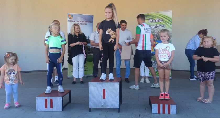 Zdjęcie dzieci, które stanęły na podium po biegach w Osjakowie/fot.: Magdalena Lizurej