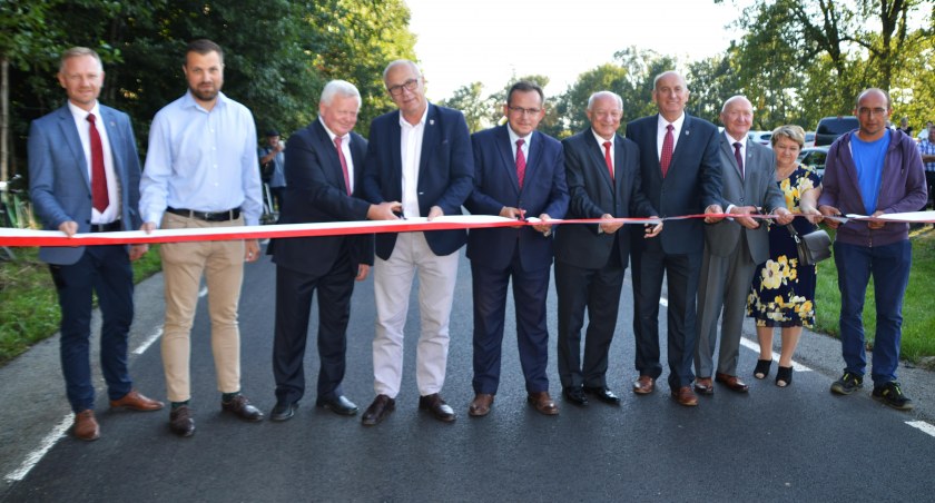 Zdjęcia - wstęgę wraz z gospodarzem gminy przecinali poseł, przedstawiciele samorządu, sołtys i przedstawiciel wykonawcy