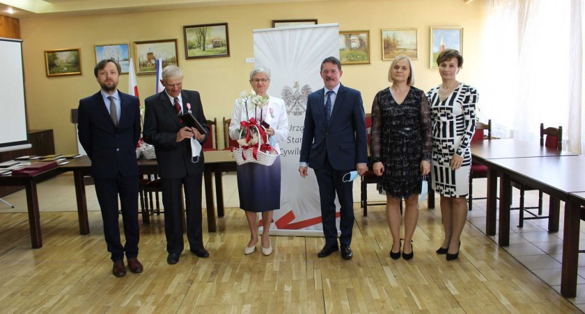 1.	Uroczystość Złotych Godów w Pątnowie miała formę indywidualnych spotkań władz gminnych z poszczególnymi parami fot.: archiwum Urząd Gminy Pątnów